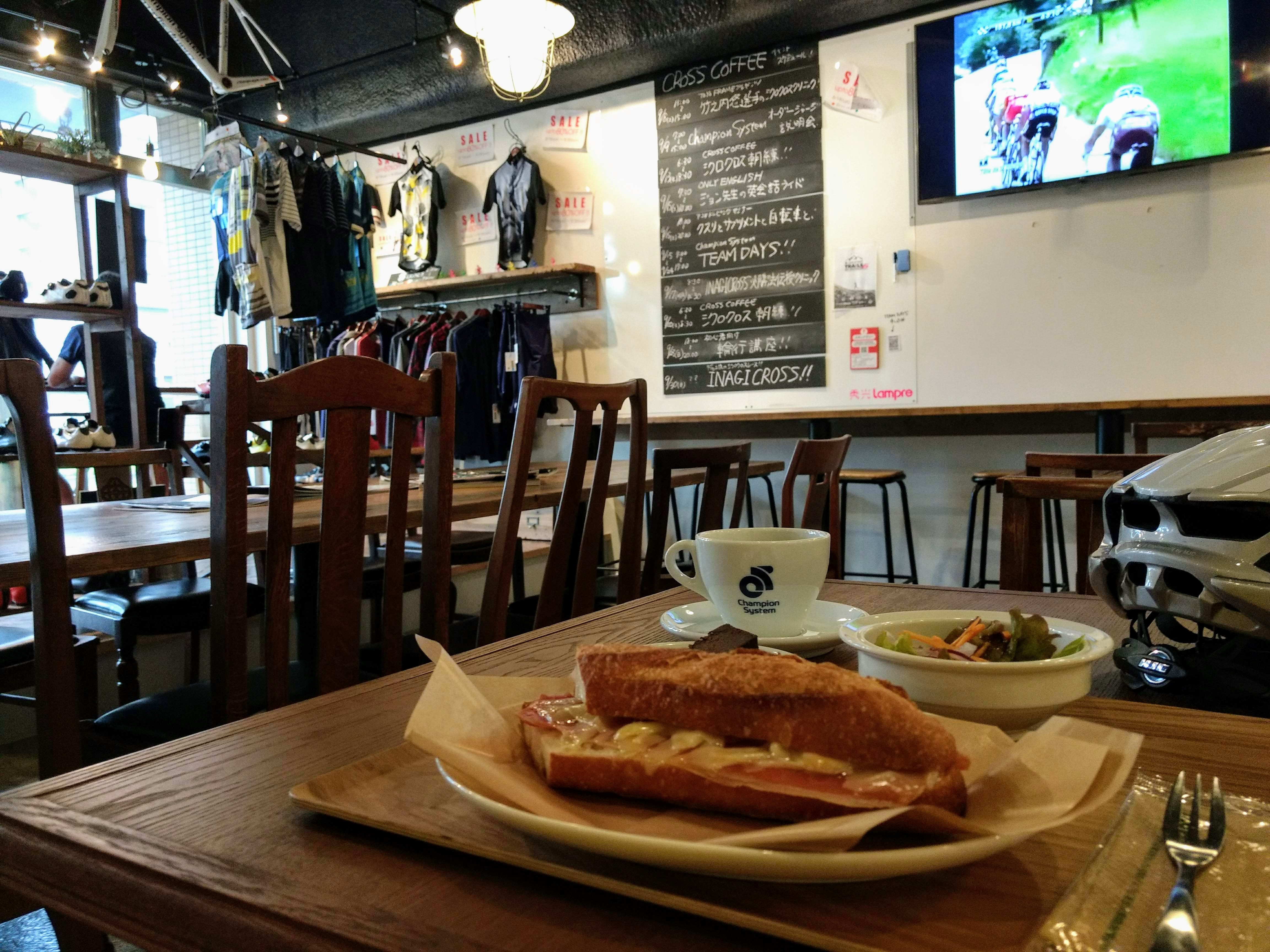 tv showing cycling race