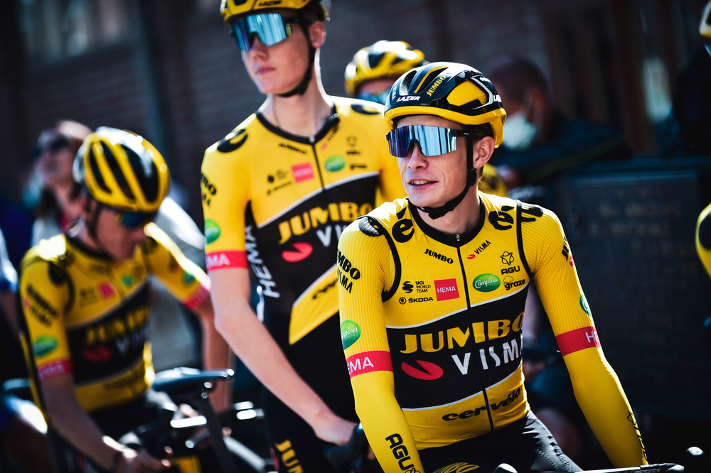 portrait of jonas Vingegaard on his 2022 road bike