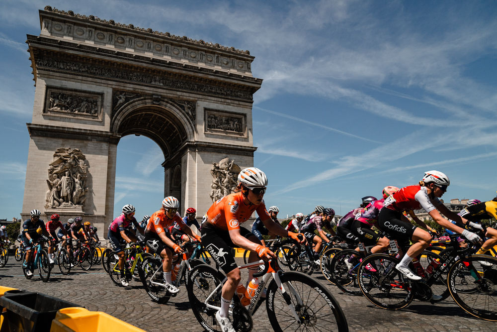 cyclists arout the Arc de Triomphe on Tour de France femmes avec Zwift 2022