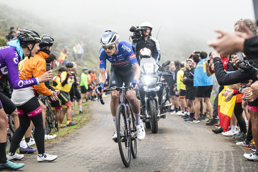 Jay Vine climbs to Victory on his Canyon Bike at La Vuelta a Espana 2022